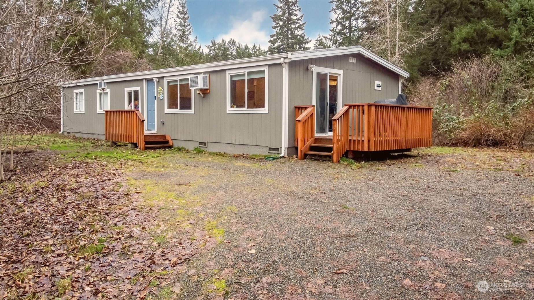 a view of a house with backyard