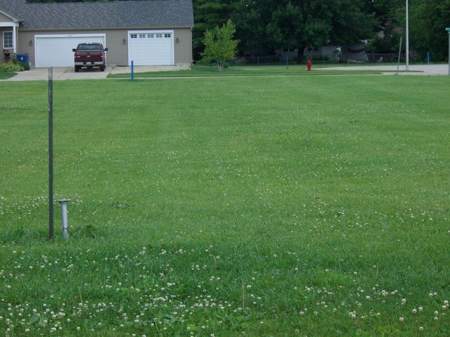 a view of a house with backyard