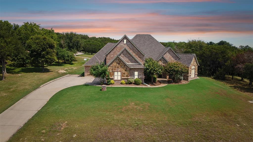 a view of a house with a big yard