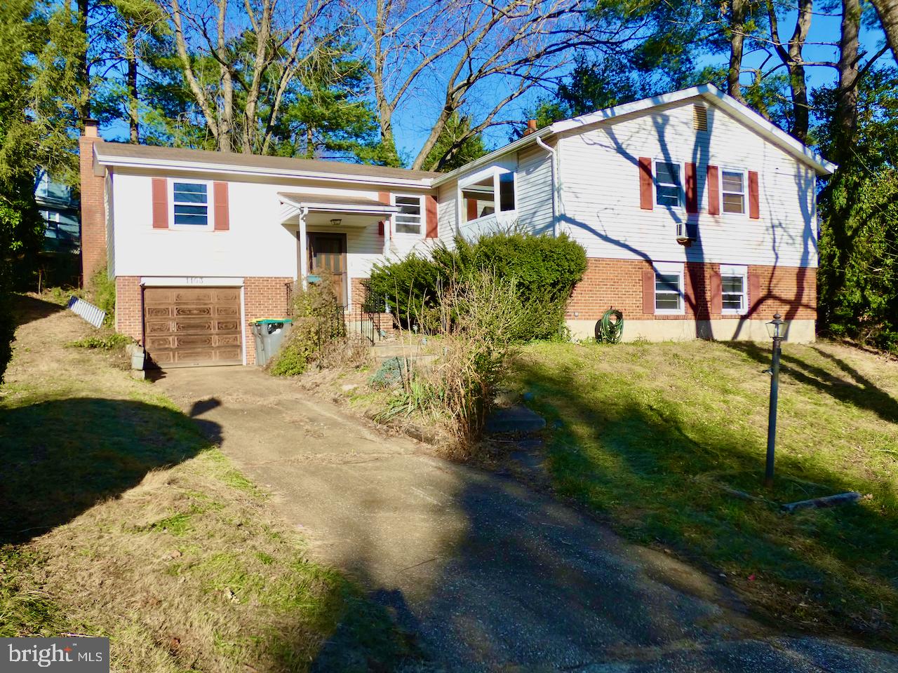 a view of a house with backyard