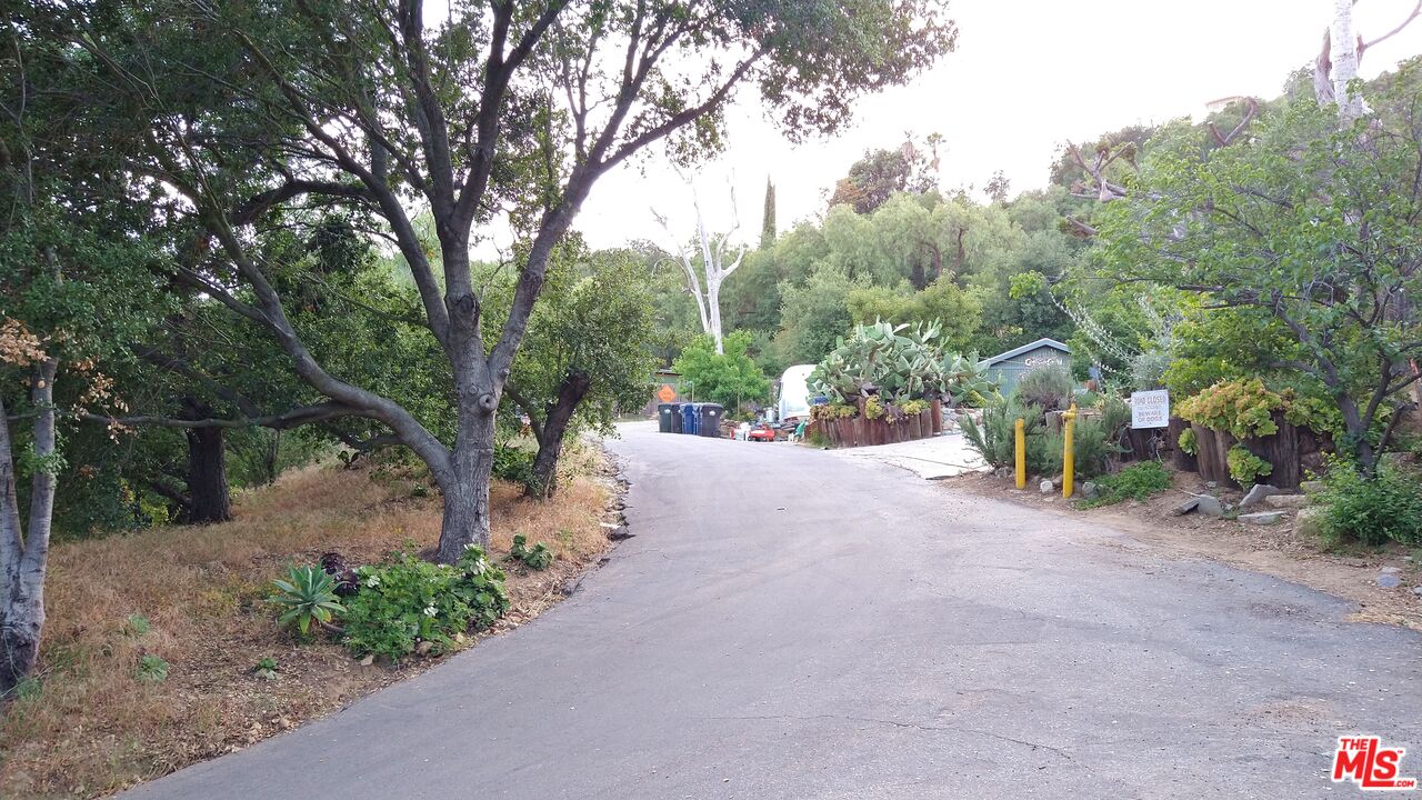 a road view with a outdoor space