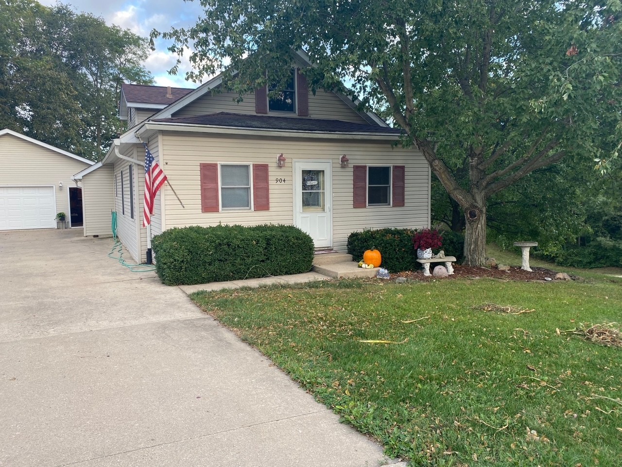 a view of a house with backyard