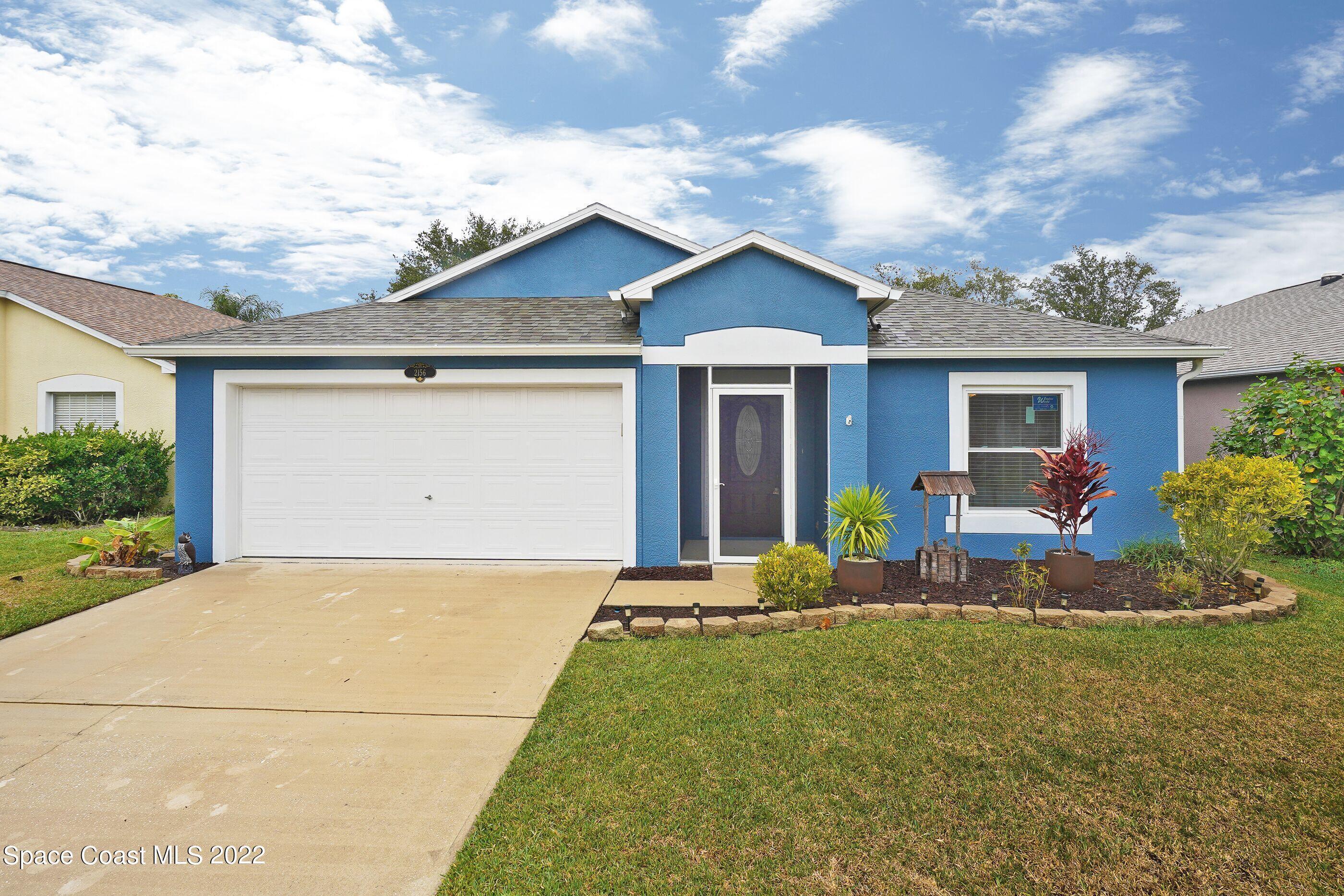 a front view of house with garage and yard