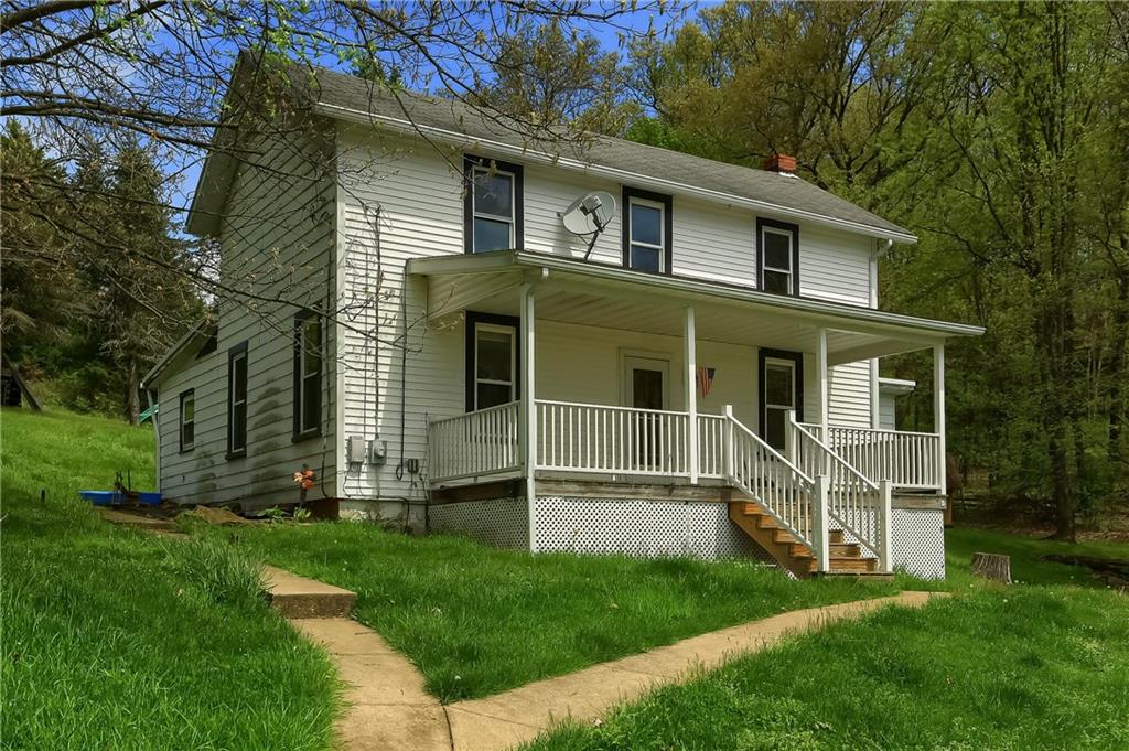 a view of a house with backyard