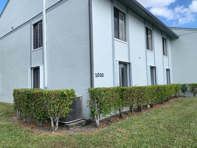 $280,000 | 1010 Green Pine Boulevard, Unit G1 | The Villages of Palm Beach Lakes