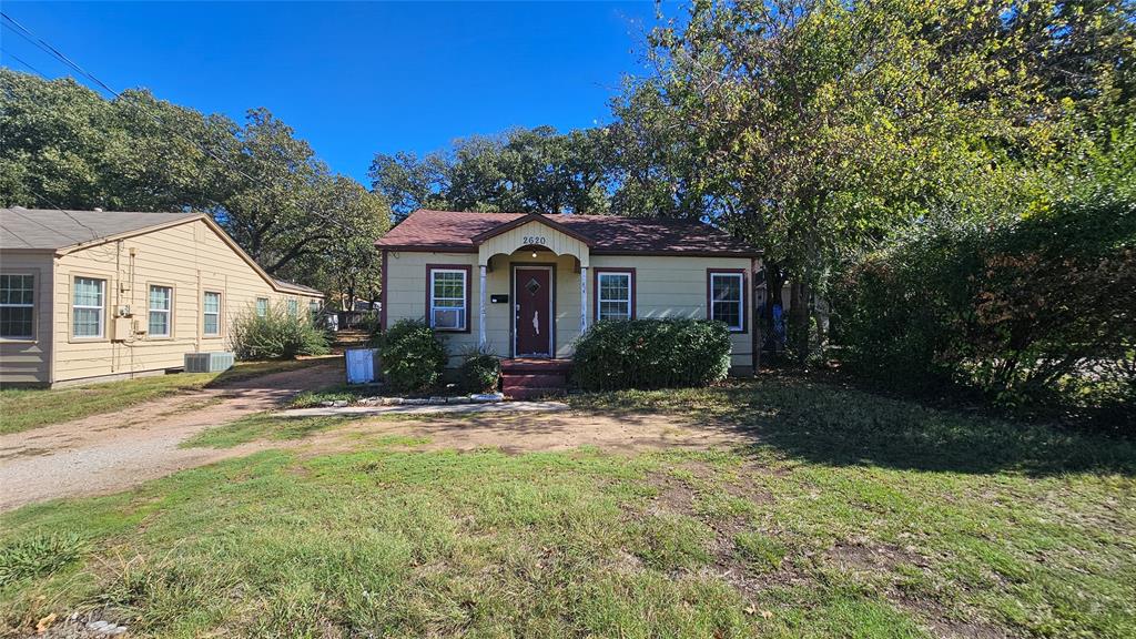 a view of a yard in front of house