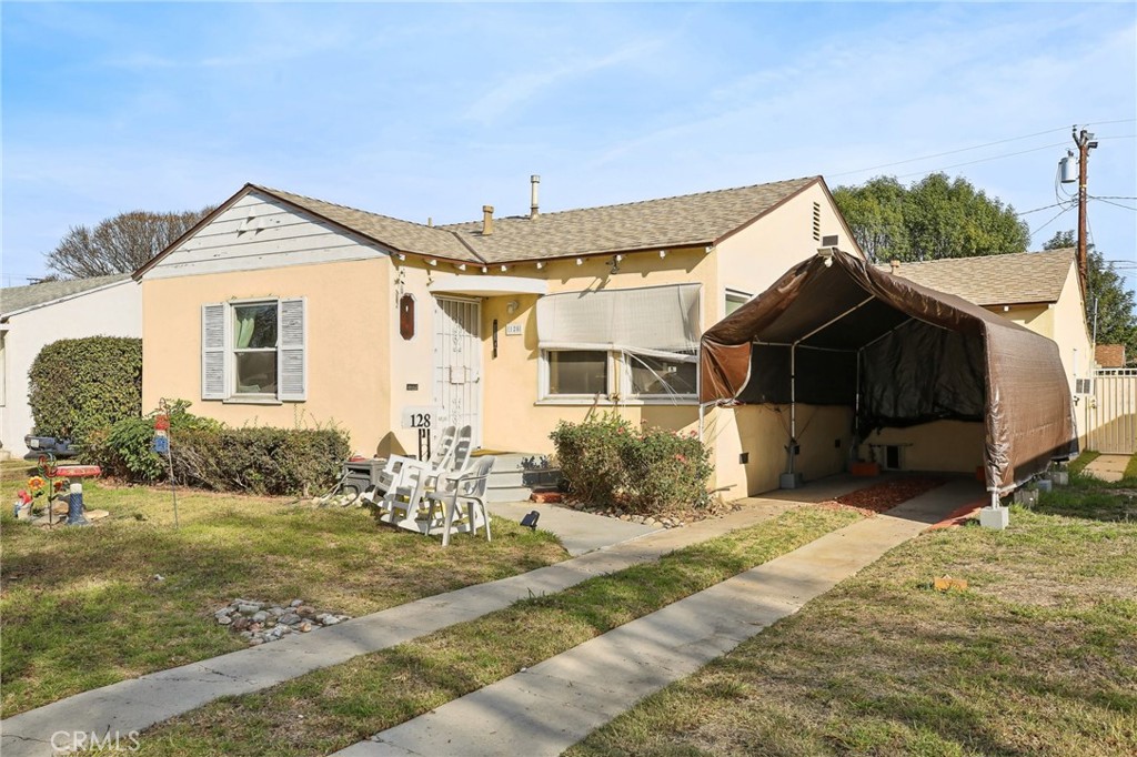 a view of a house with a yard