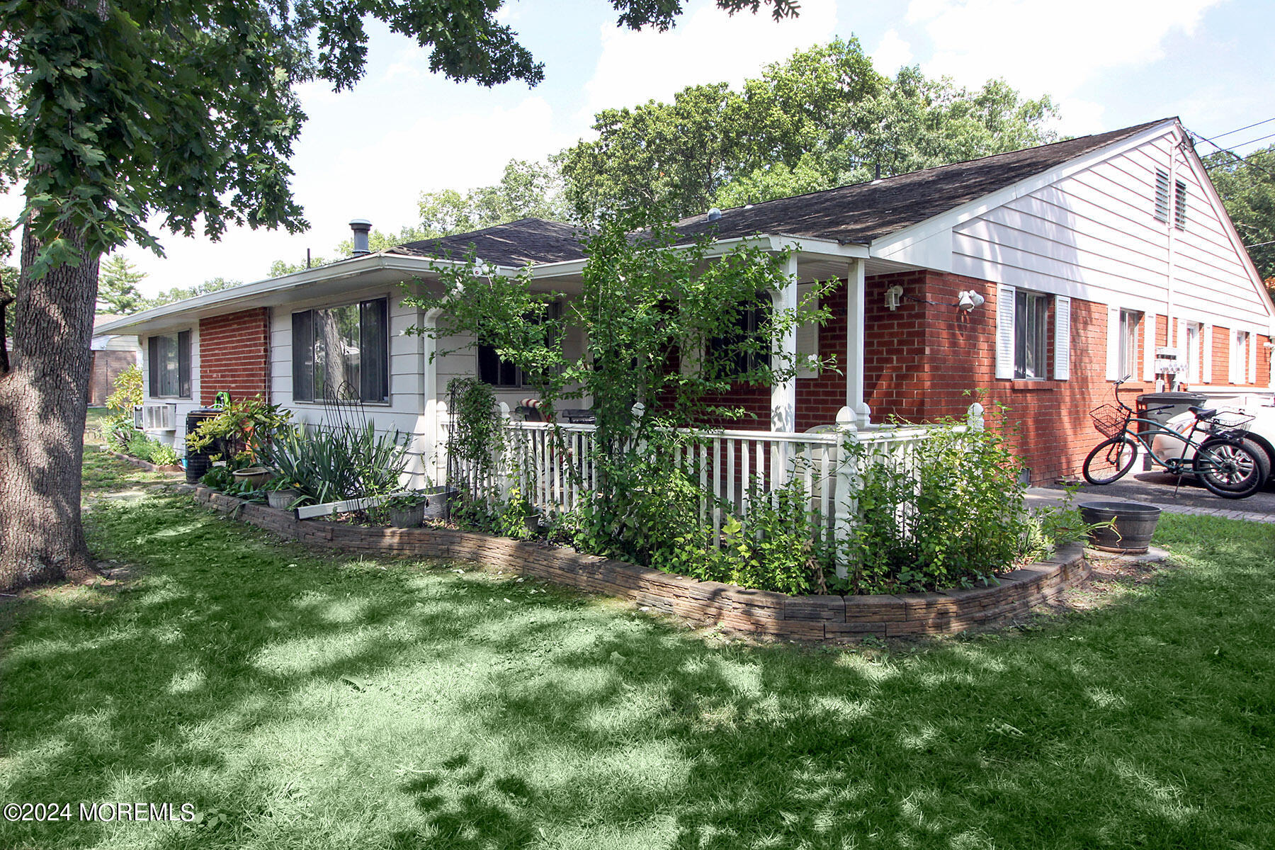 a view of a house with a yard and plants