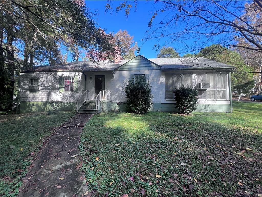 a view of a house with backyard and porch