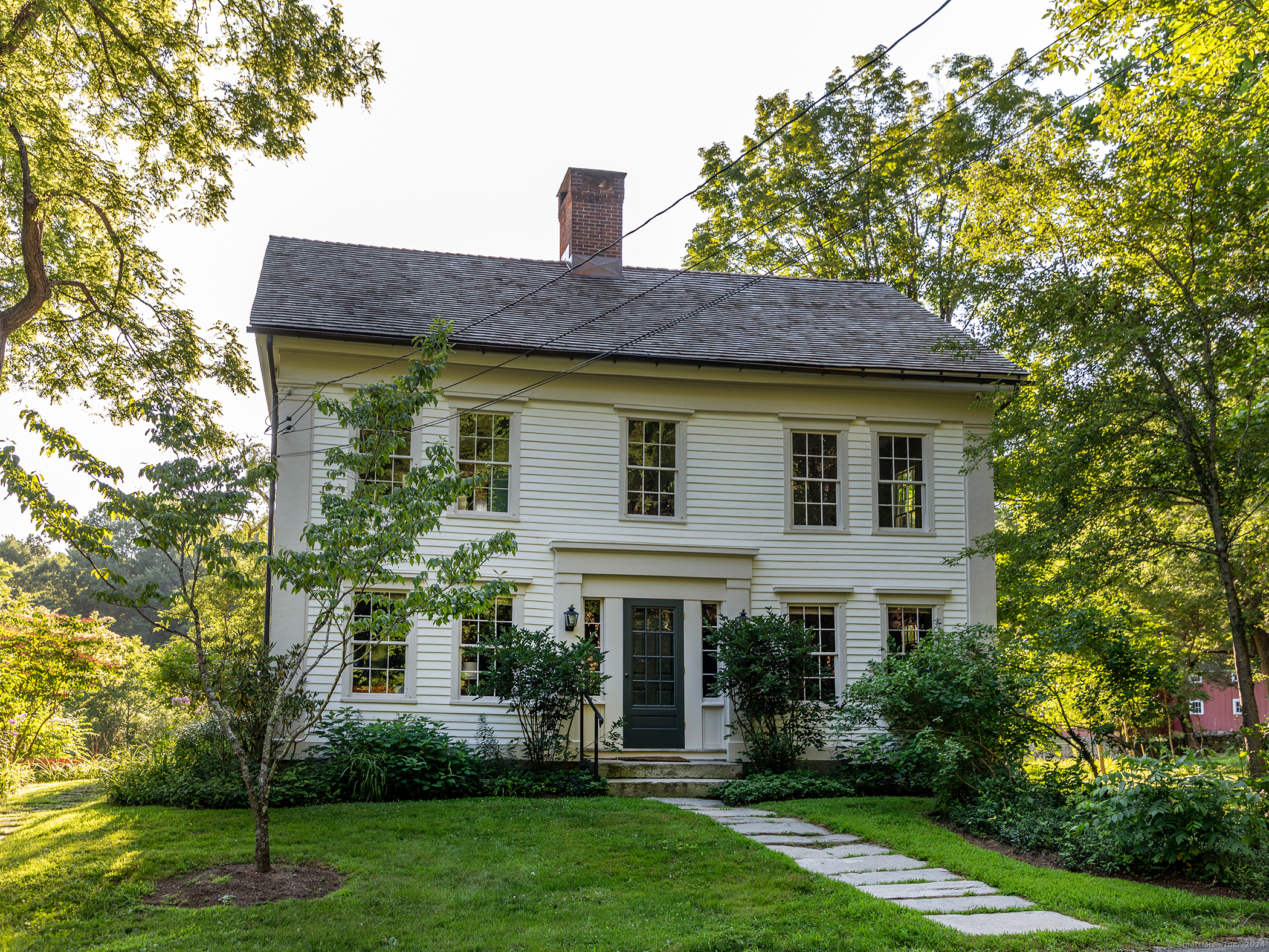 a view of house with a yard