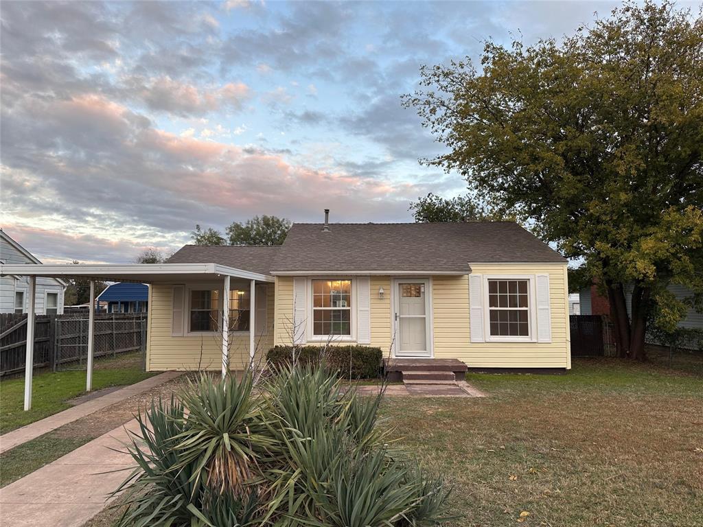 a view of a house with a backyard