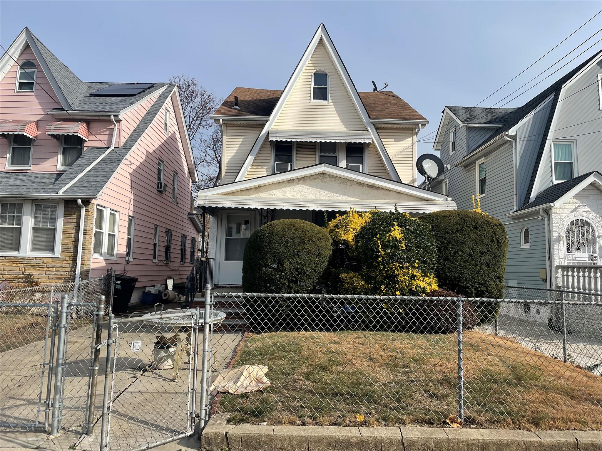 View of front of house featuring a front yard