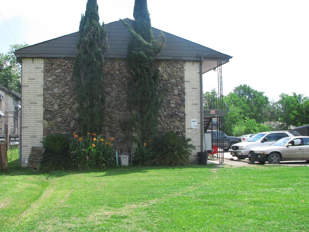 a view of a back yard of the house