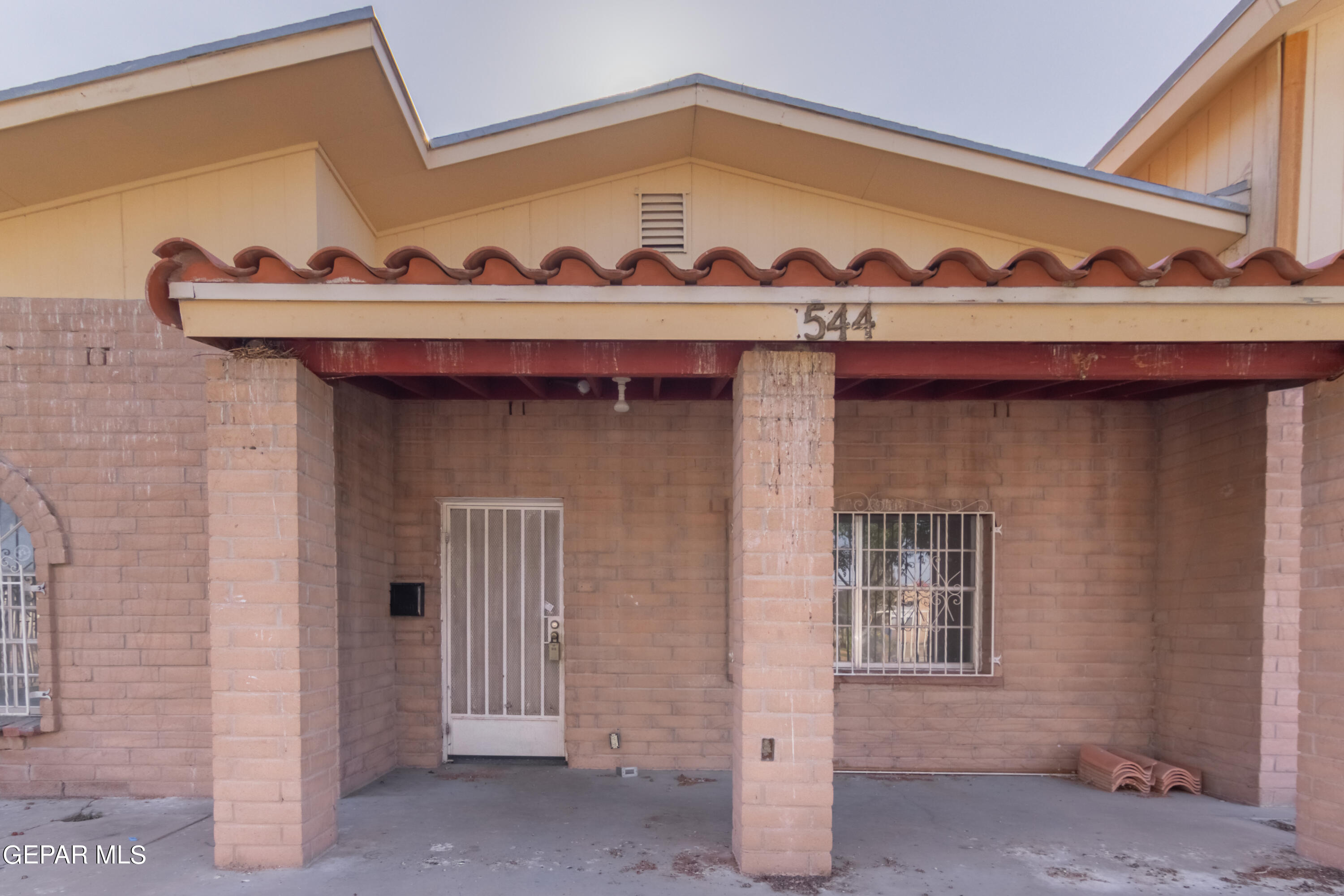 a view of a entrance front of the house