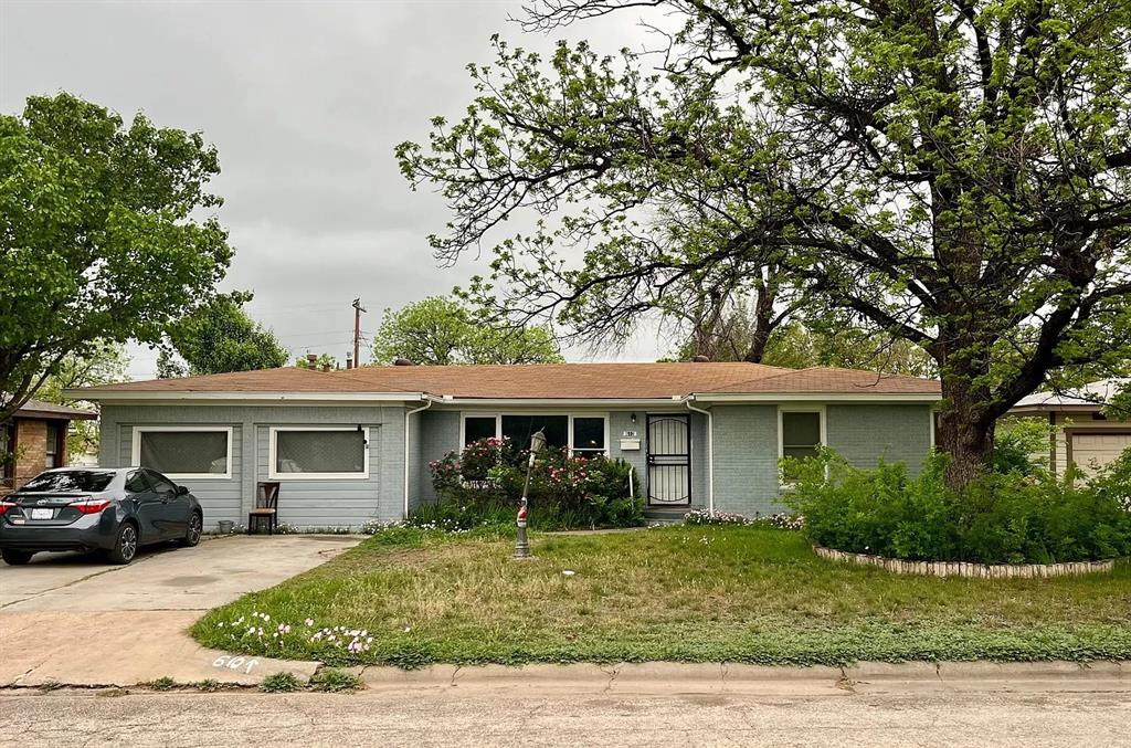 a view of a yard in front of house