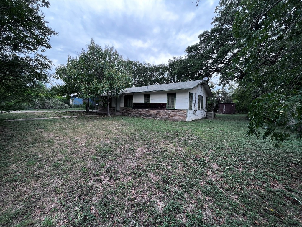 a view of a house with a yard