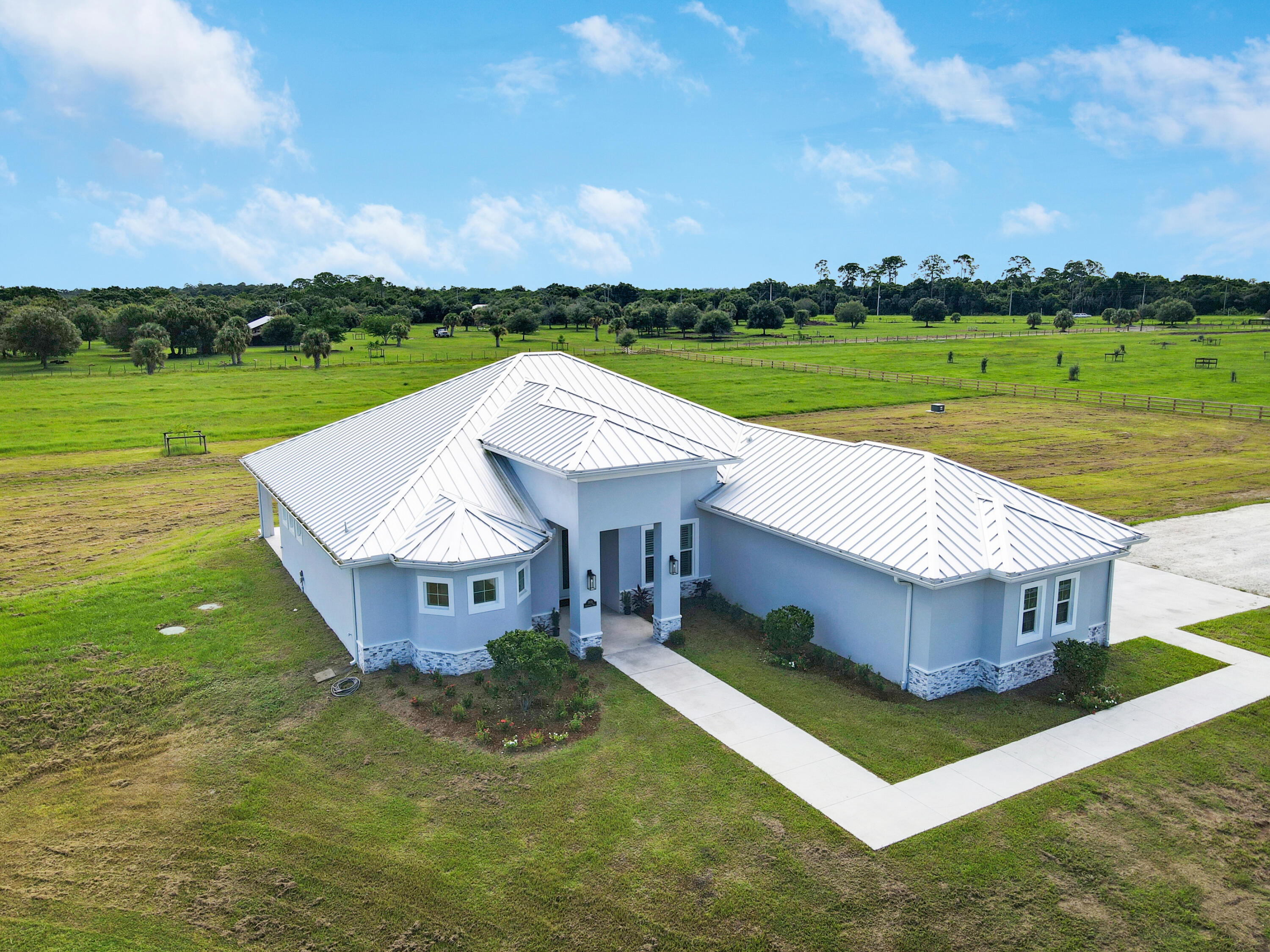 a view of a house with a big yard