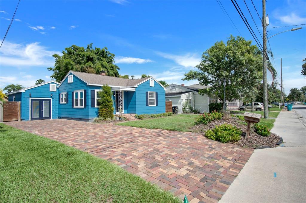 a view of a yard in front of a house