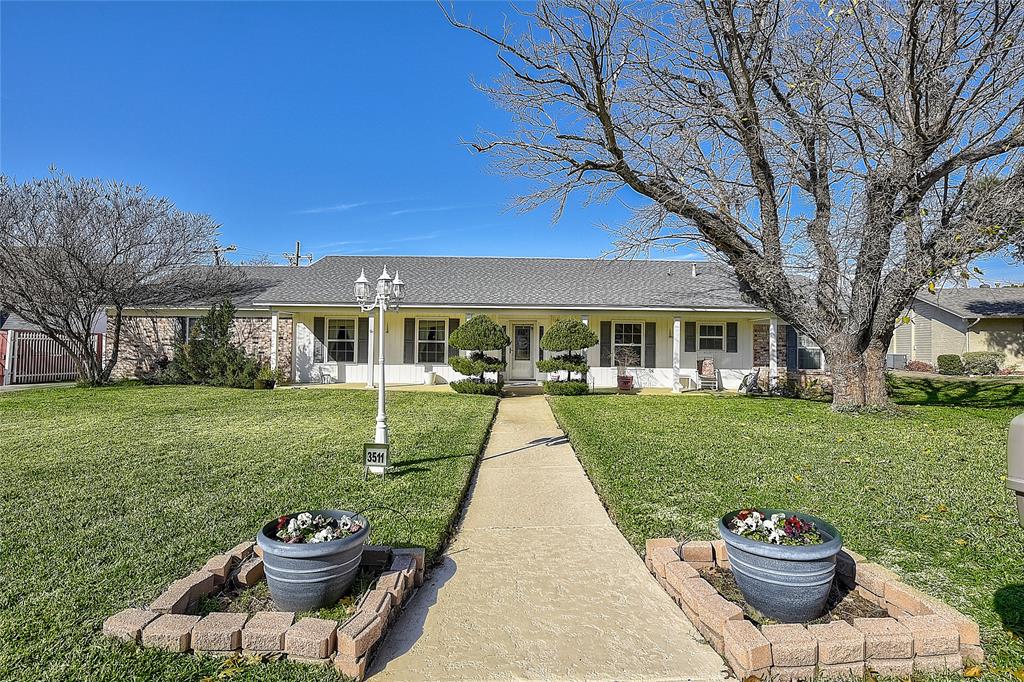 a view of a house with a backyard