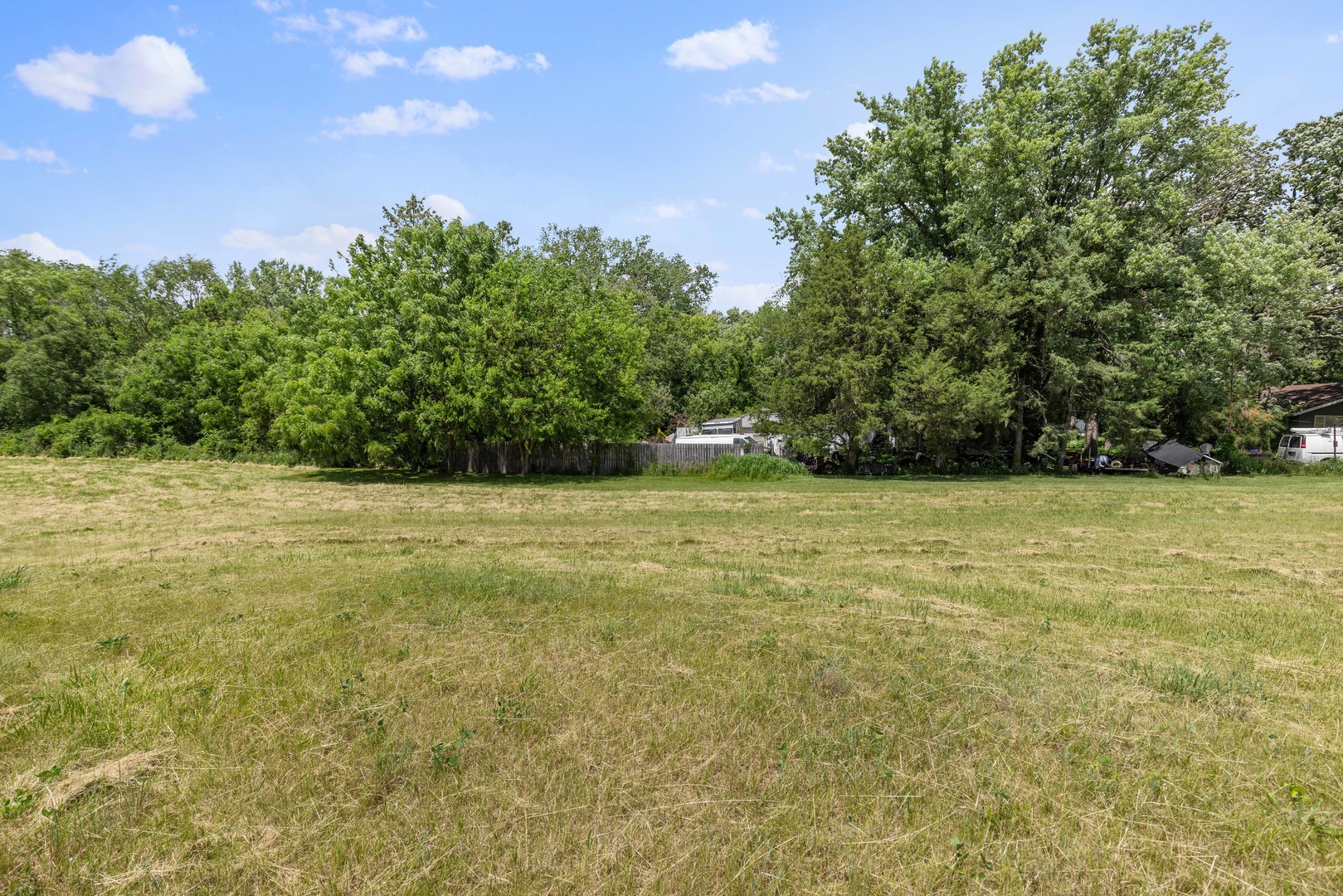 a view of yard with green space