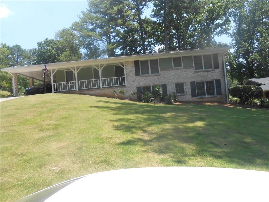 a view of a house with a backyard