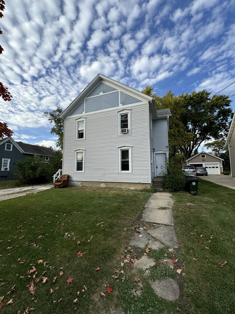 a house view with backyard space