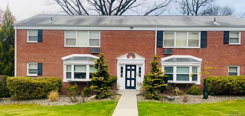 View of front of property featuring a front lawn