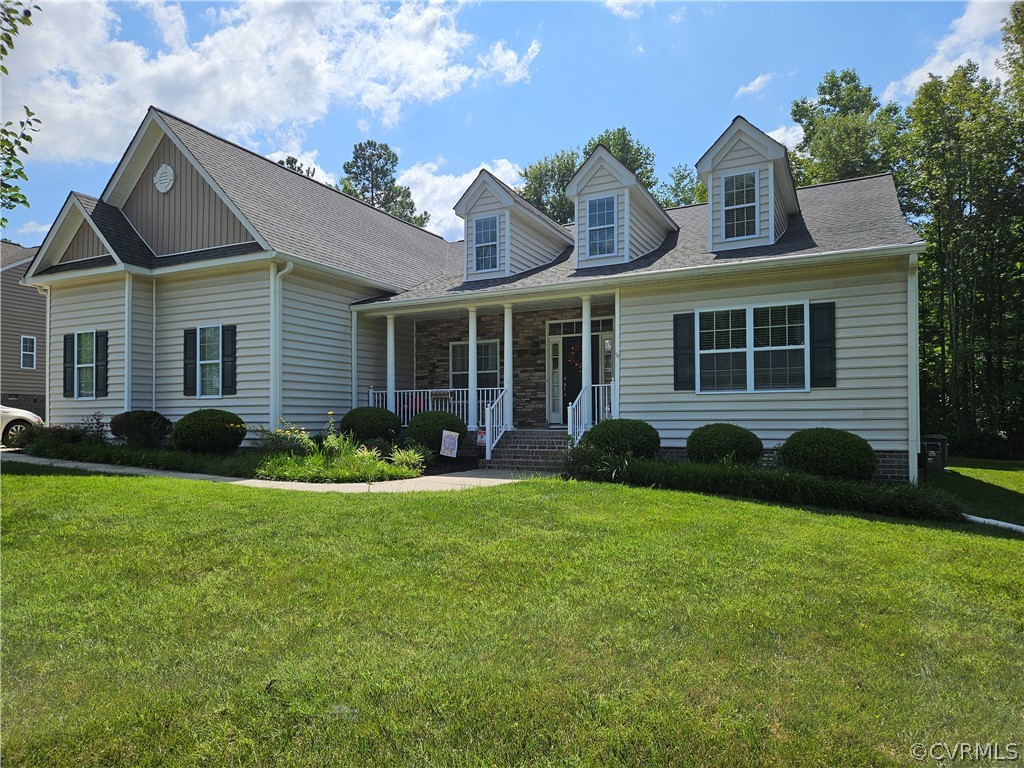 a view of a house with a yard