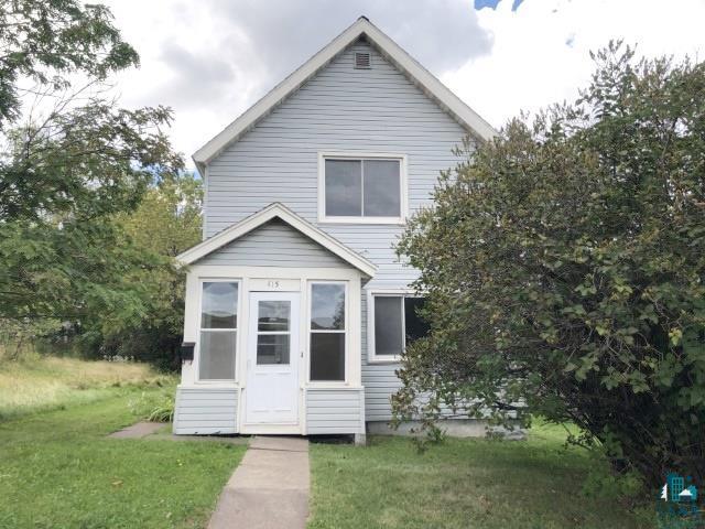 View of front of house featuring a front yard