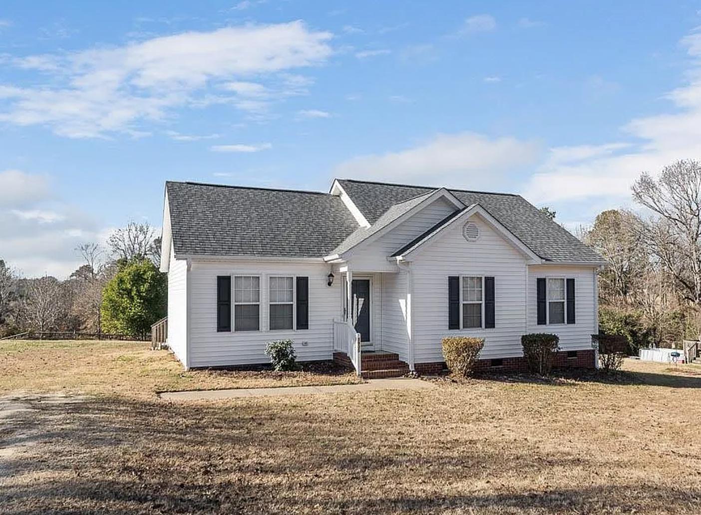 a view of a house with a yard