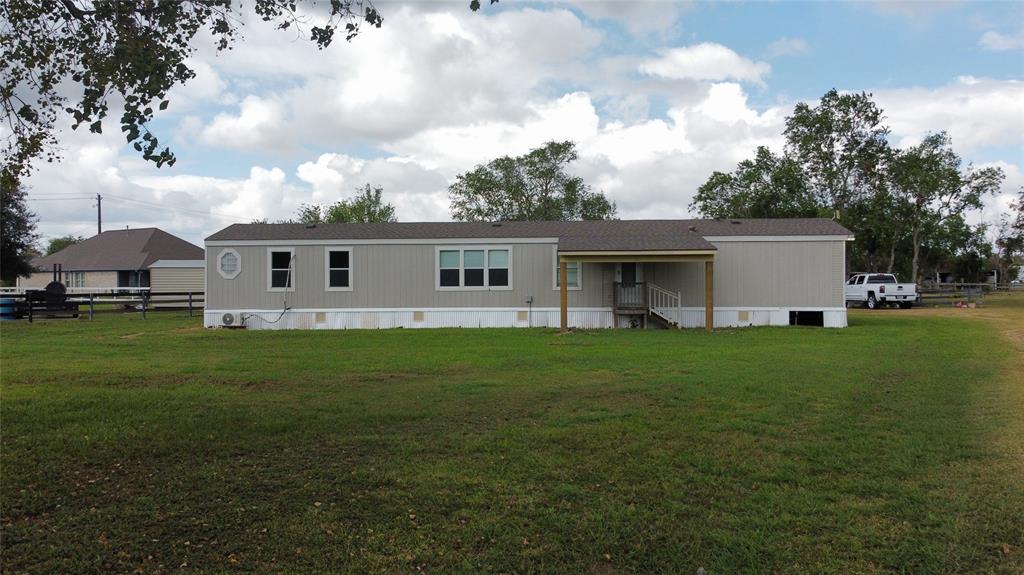 a view of a house with backyard and garden