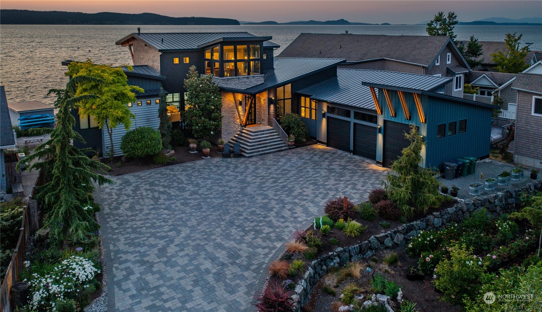 a view of entryway with outdoor space