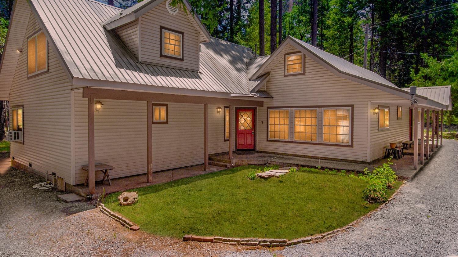 a view of a house with backyard