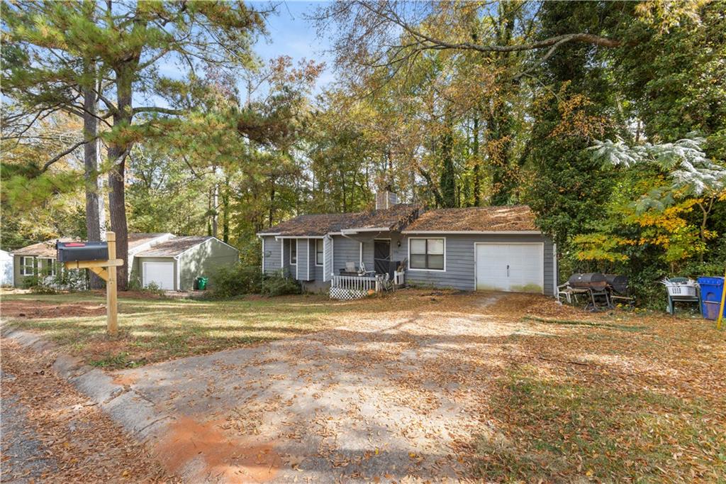 a view of a house with a yard