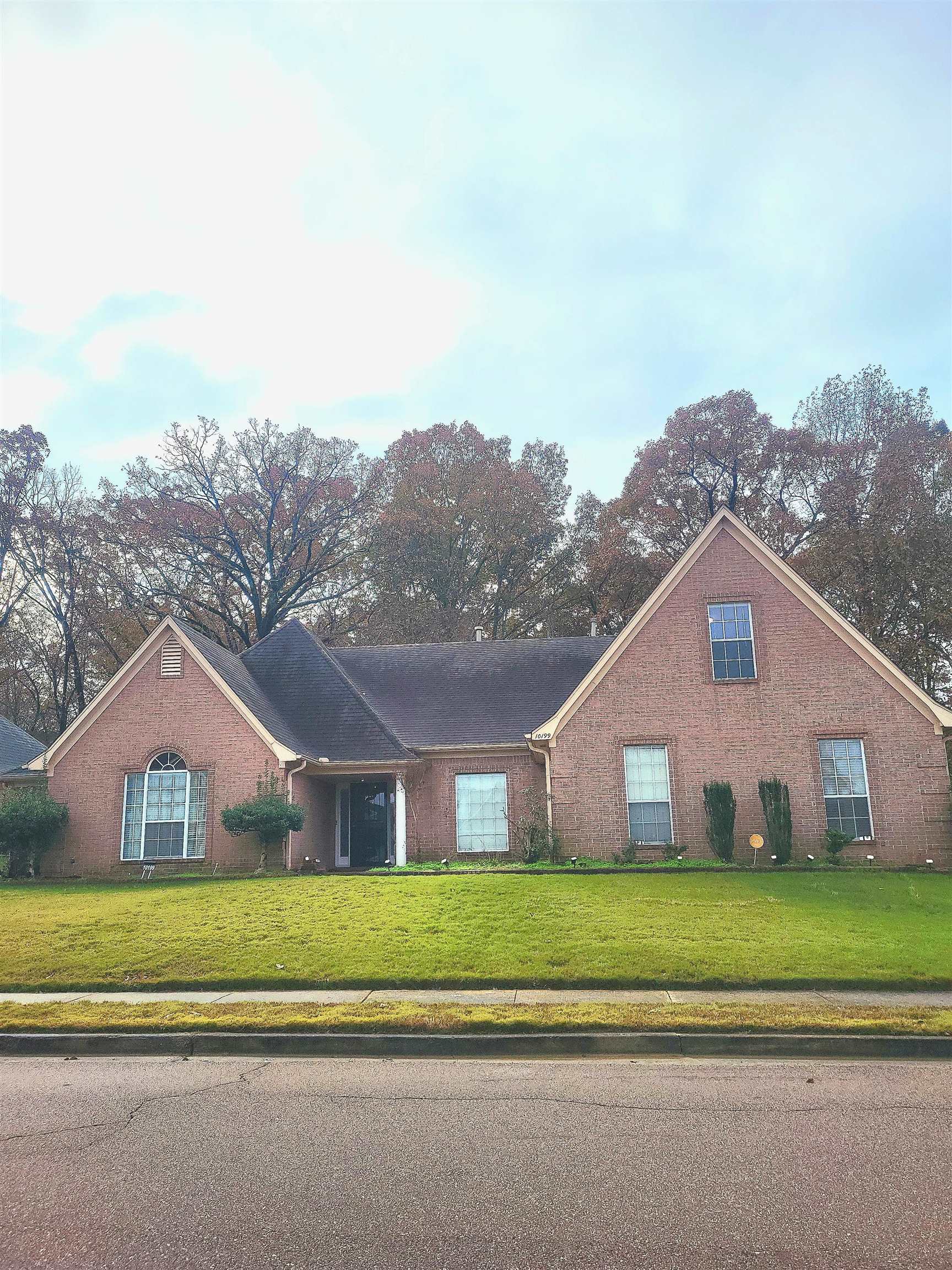 View of front of home featuring a front yard