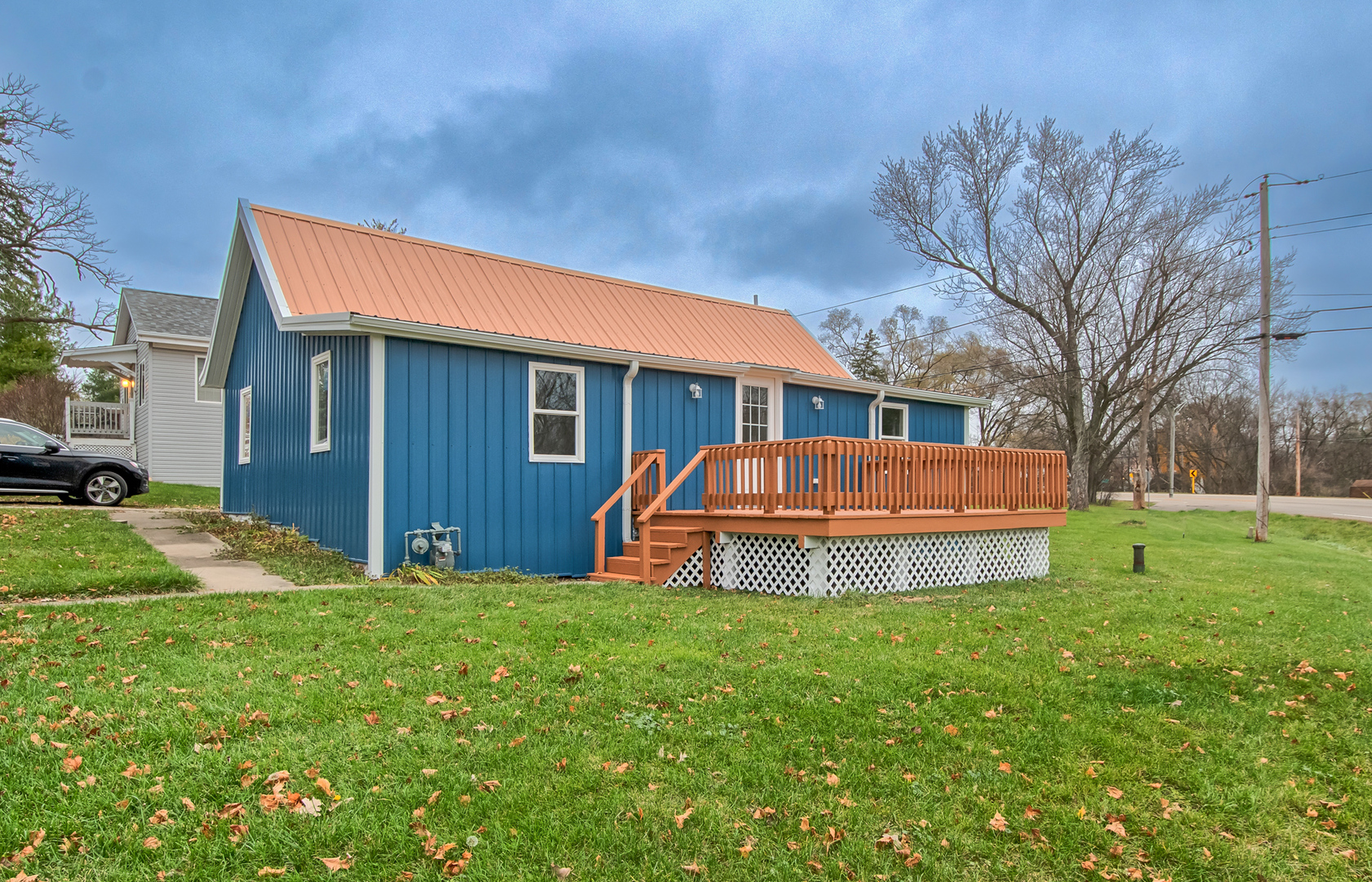 a view of a house with backyard