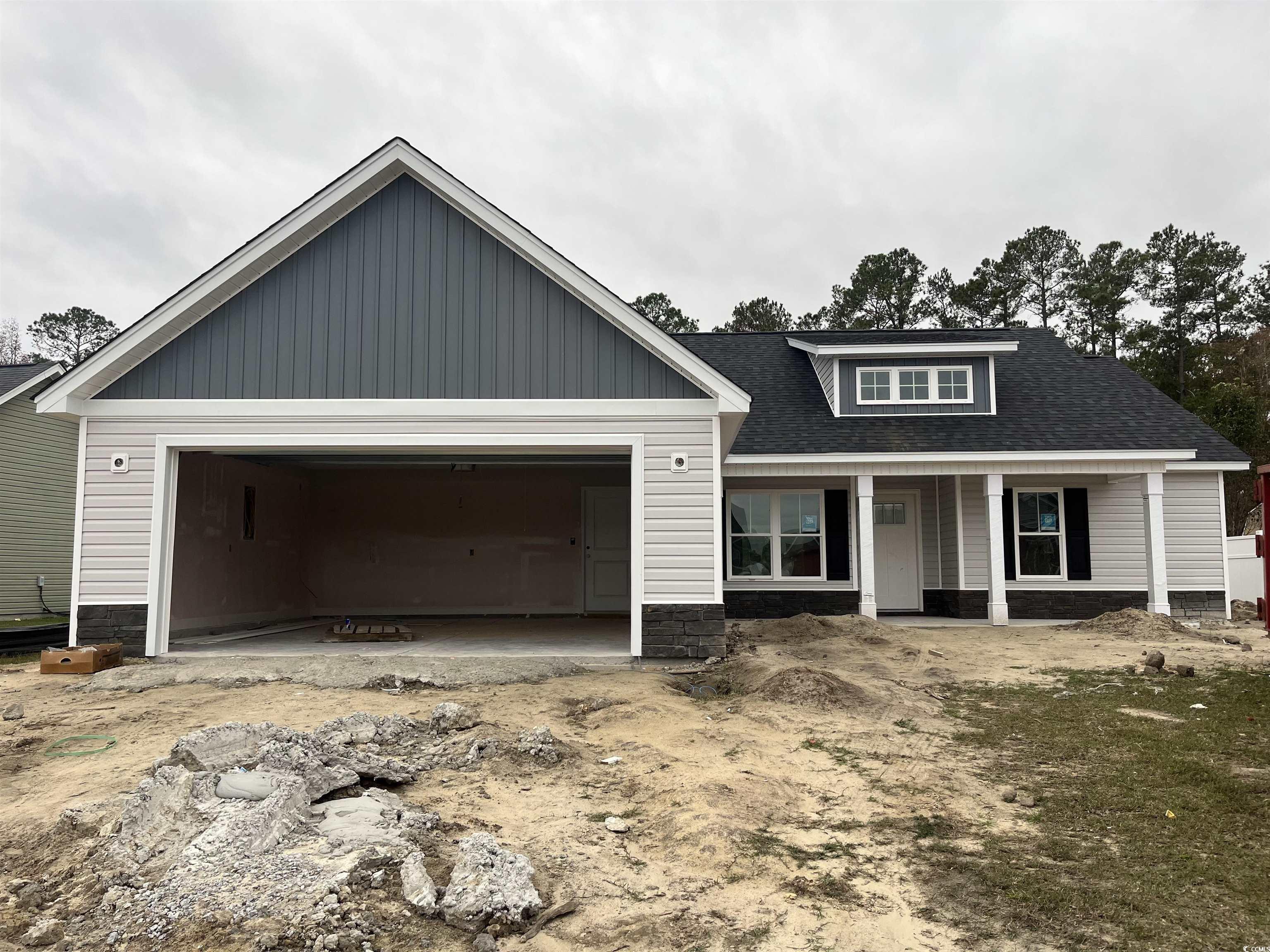 Craftsman house featuring a garage and covered por