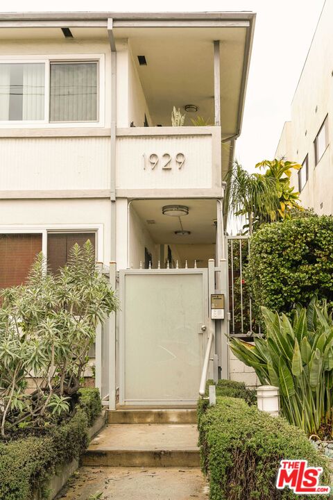 a view of entryway front of house