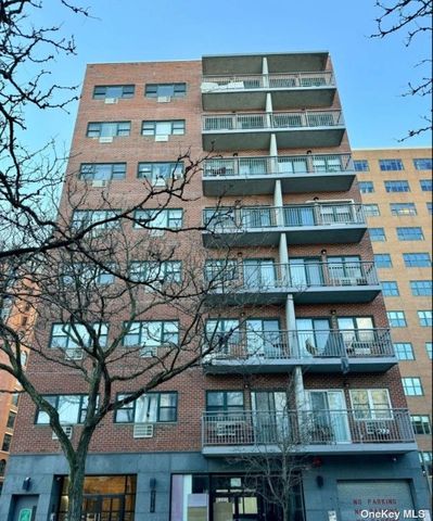 $869,000 | 27-16 41st Avenue, Unit 6A | Long Island City