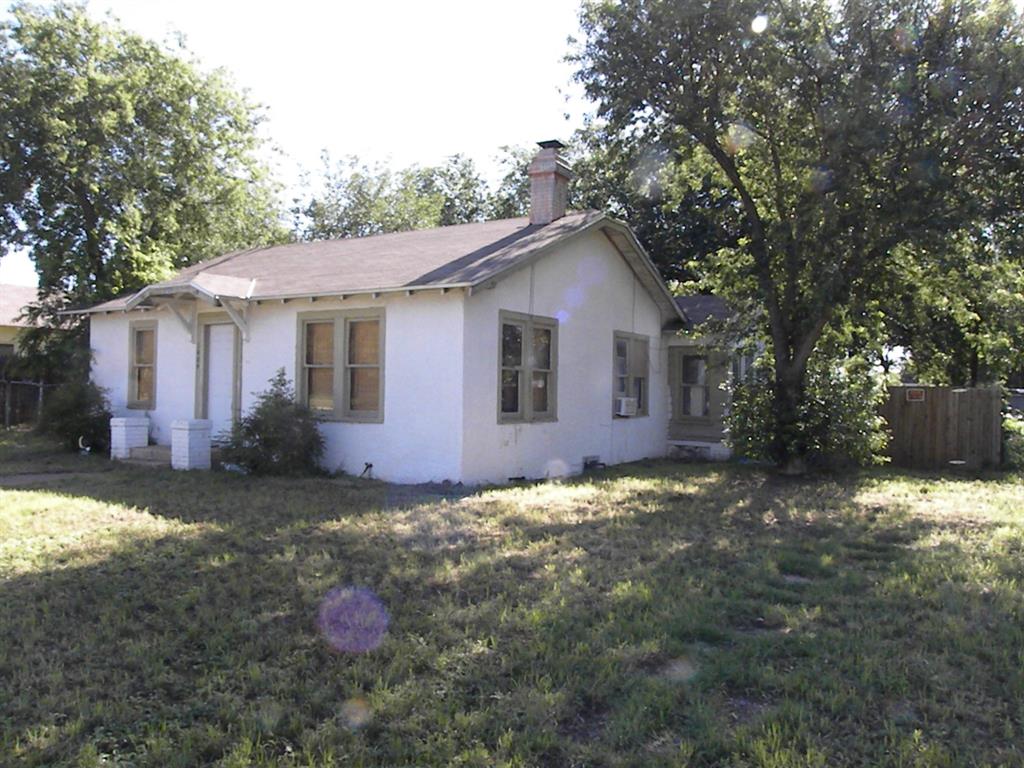 a view of a house with yard and tree s