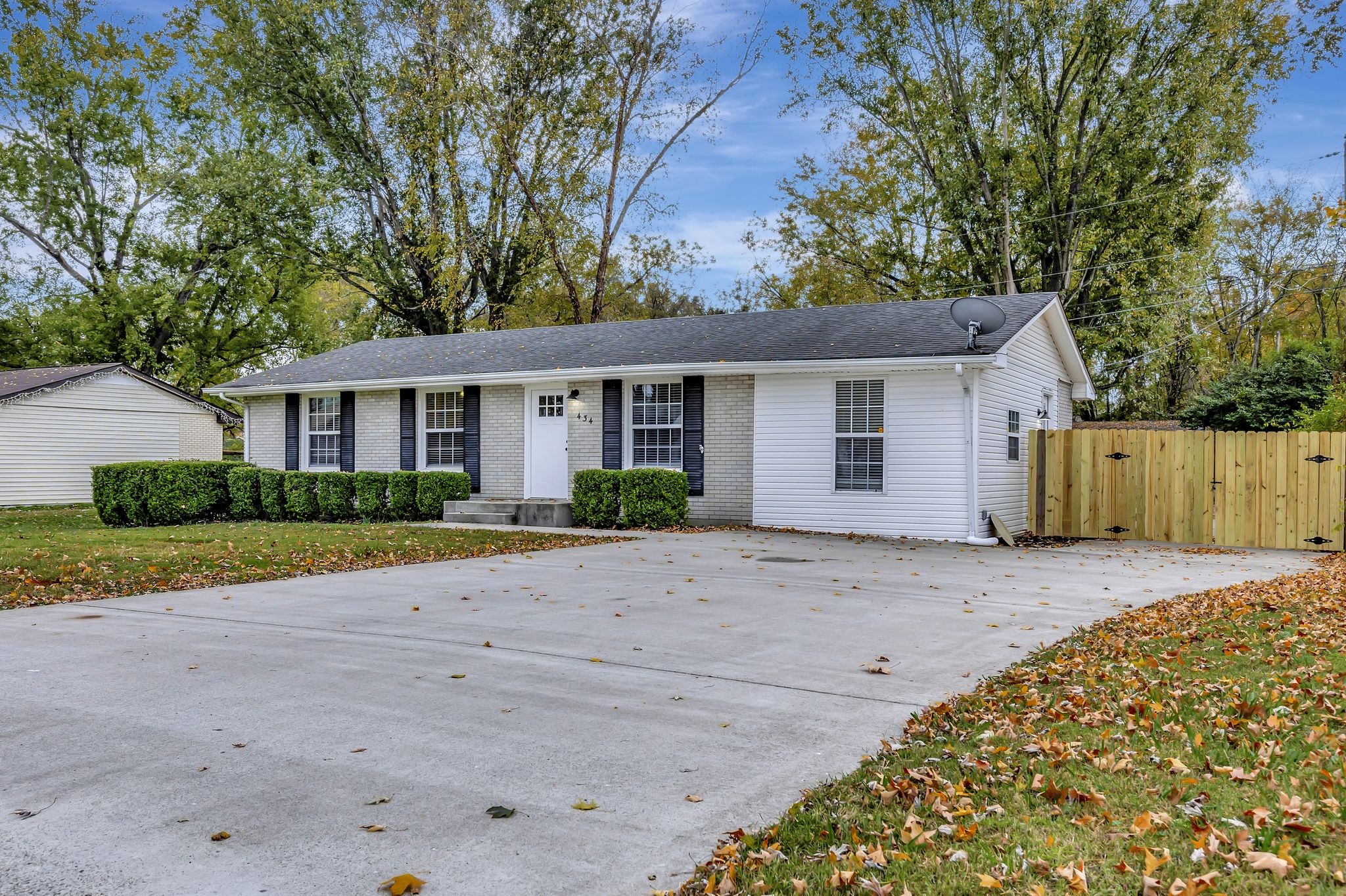 Look at that nice wide concrete driveway that leads to the mancave double garage.