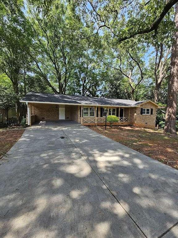 a view of a house with a backyard