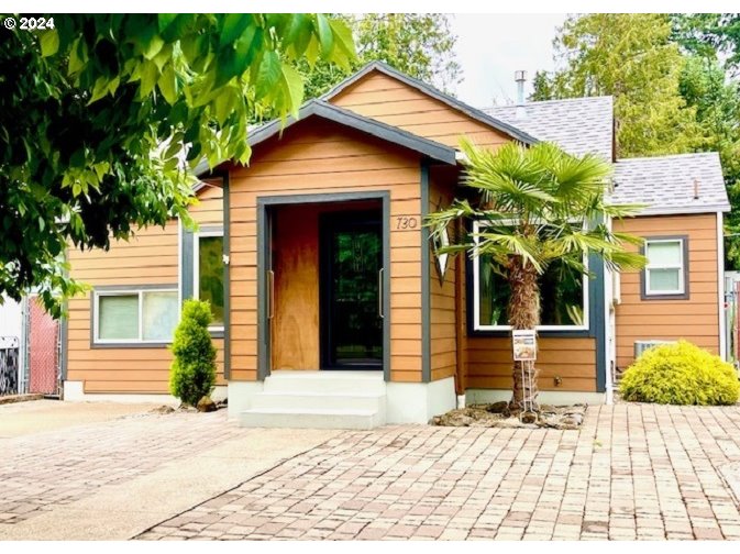 a view of a house with a yard and plants