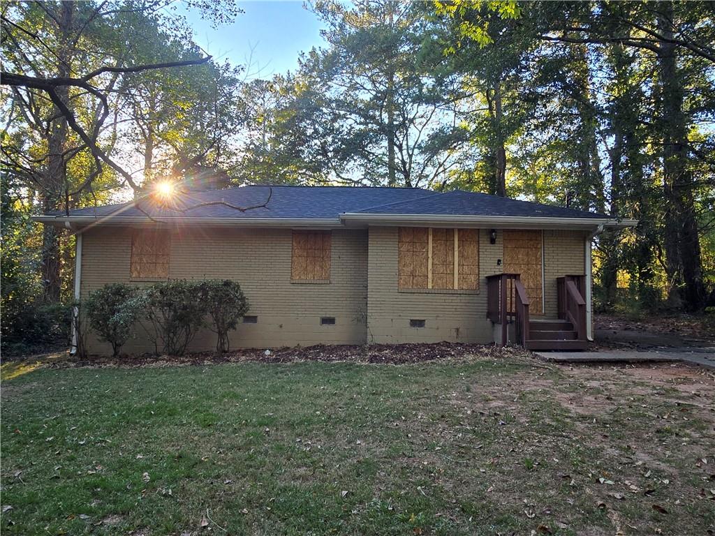 a view of a house with backyard