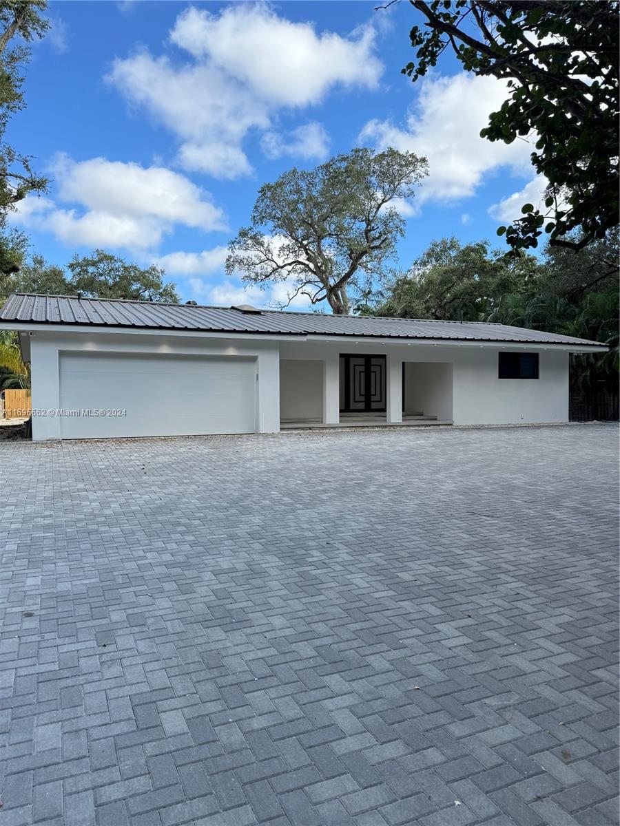 a view of a house with a backyard