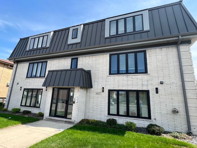 $890,000 | 6837 West 95th Street | Oak Lawn