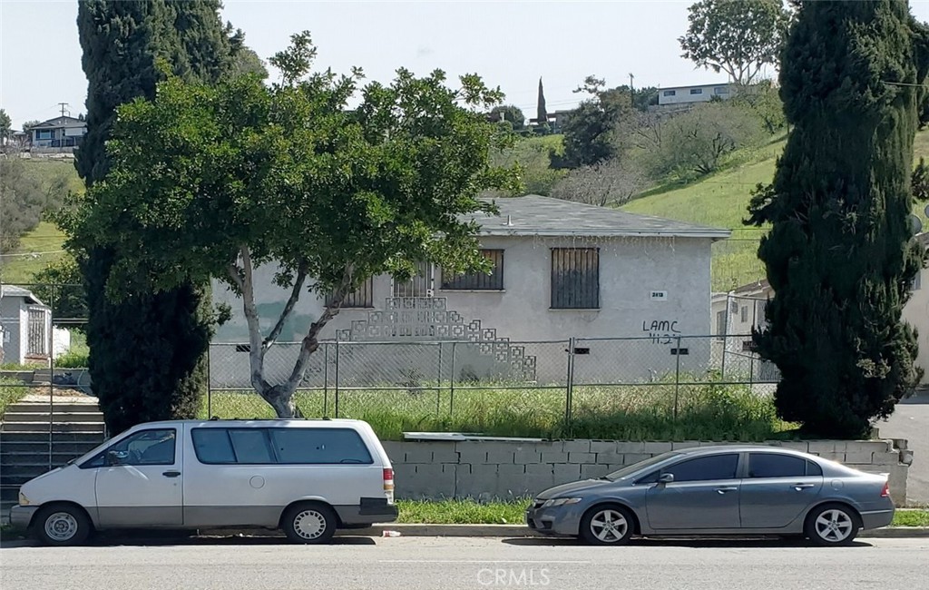 a view of yard with car parked