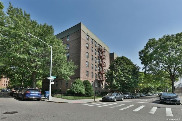 $299,900 | 83-11 139th Street, Unit 2E | Briarwood