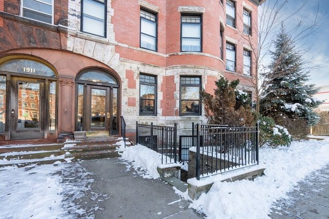 $575,000 | 1915 Beacon Street, Unit 1 | Beaconsfield