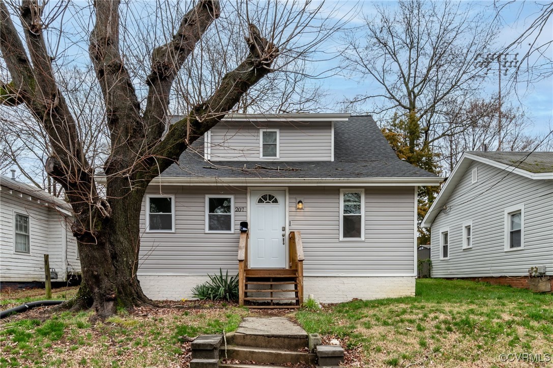 a view of a house with a yard